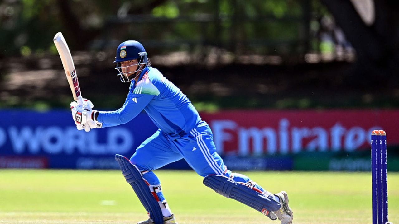 વૈભવ સૂર્યવંશી: રાજસ્થાન રોયલ્સનો આ નવોદિત ખેલાડી આખી દુનિયામાં ચર્ચાનું કેન્દ્ર છે. માત્ર 14 વર્ષની ઉંમરે આવી પ્રચંડ તાકાત બતાવવી એ ક્રિકેટ જગતમાં વિરલ ઘટના છે. સામાન્ય રીતે આ ઉંમરના ખેલાડીઓ ટેકનિક પર ધ્યાન આપે છે, પરંતુ વૈભવમાં કુદરતી રીતે જ મોટા શોટ્સ મારવાની ક્ષમતા છે. ગયા વર્ષે તેને માત્ર 7 મેચમાં તક મળી હતી જેમાં તેણે 24 છગ્ગા ફટકાર્યા હતા. જો તે આ વખતે પૂરી સીઝન રમશે, તો તે ગેલના 59 છગ્ગાના આંકડાને ચોક્કસપણે પડકાર આપી શકે છે.