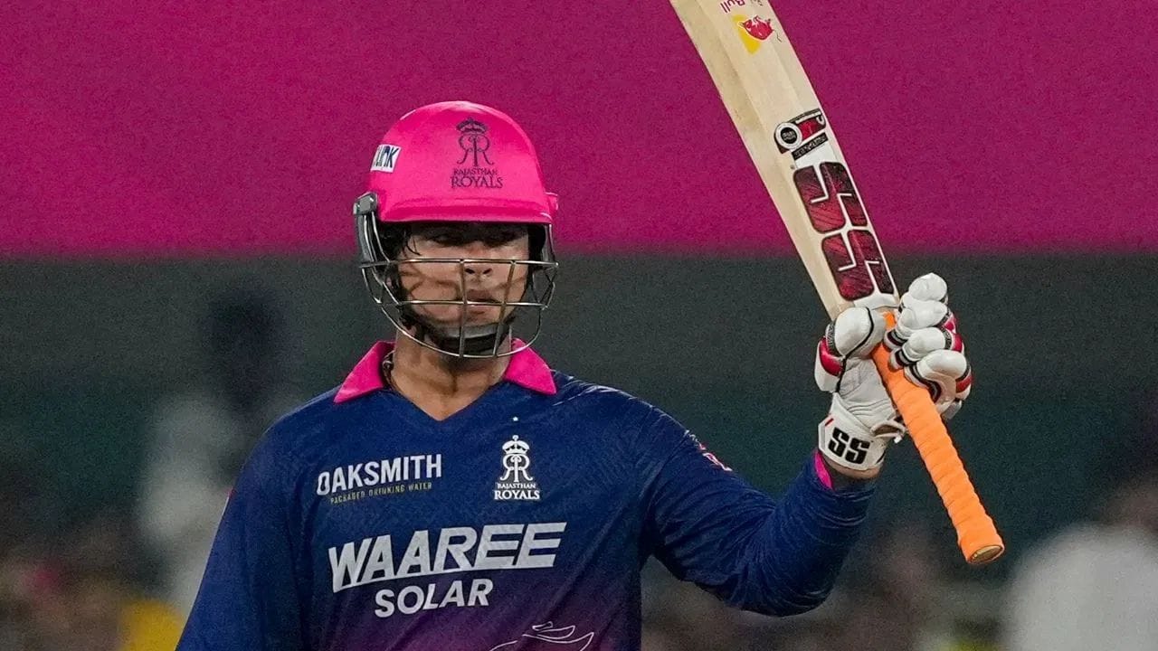 IPL 2026 ની પોતાની પહેલી જ મેચમાં વૈભવ સૂર્યવંશીએ માત્ર 15 બોલમાં અડધી સદી ફટકારીને ધમાલ મચાવી દીધી હતી. તેની વિસ્ફોટક ઈનિંગ બાદ તેને ટીમ ઈન્ડિયામાં તક આપવાની ચર્ચા થઈ રહી છે. ઘણા ભૂતપૂર્વ ક્રિકેટરો માને છે કે વૈભવ સૂર્યવંશી હવે ટીમ ઈન્ડિયા માટે તૈયાર છે.