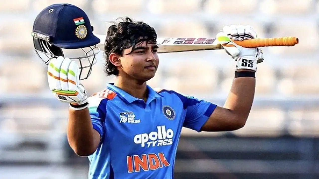 નવજોત સિંહ સિદ્ધુએ પણ એમ કહ્યું કે વૈભવ સૂર્યવંશી આંતરરાષ્ટ્રીય સ્તર માટે તૈયાર છે અને હવે તેને મેદાન પર લોન્ચ કરવાનો સમય છે. જોકે, અંબાતી રાયડુએ કહ્યું કે વૈભવ સૂર્યવંશી માટે ટીમ ઈન્ડિયામાં પ્રવેશ કરવો સરળ રહેશે નહીં. તેનું માનવું છે કે વૈભવની પહેલા બીજા ખેલાડીઓ પણ છે જે ટીમમાં સ્થાન મેળવી શકે છે.