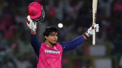 15 વર્ષની નાની ઉંમરે ક્રિકેટ જગતમાં ધૂમ મચાવનાર વૈભવ સૂર્યવંશી કોણ નથી ઓળખતુ.પોતાની લાંબી લાંબી સિક્સ અને શાનદાન પરફોર્મંસના કારણે આ નાનકડો પ્લેયર ક્રિકેટનો યંગેસ્ટ ધુરંધર બની ગયો છે. હવે આ ખેલાડી રાજસ્થાન રોયલ તરફથી IPL રમવા મેદાને ઉરવાનો છે. ત્યારે દરેક લોકોને નજર આ યંગેસ્ટ પ્લેયર પર છે કે પહેલી મેચમાં કેવું પ્રદર્શન કરશે. મેદાનમાં ઉતરી ધૂમ મચાવનાર આ ખેલાડી લાંબી લાંબી સિક્સર મારવા માટે તાકાત ક્યાંથી લાવે છે ચાલો જાણીએ. (ફોટો ક્રેડિટ-khel view)