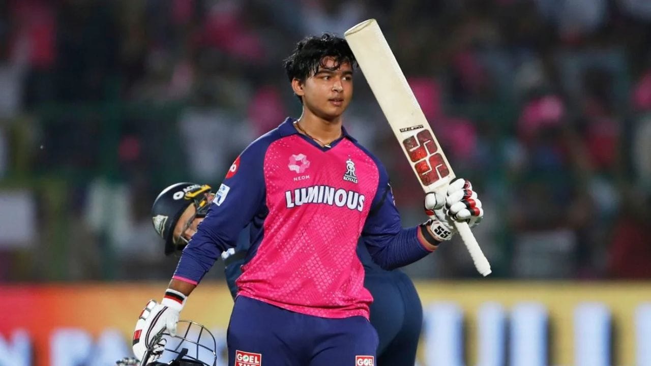 તેના આહારની સાથે, વૈભવનો કસરત પણ એટલી જ સ્ટ્રિક્ટ છે. બાળપણથી જ, તે સતત કાર્ડિયો કસરત, વેટ ટ્રેનિંગ પર ધ્યાન કેન્દ્રિત કરે છે. આ ઉપરાંત, તે દૈનિક દોડ, સ્પ્રિન્ટ્સ અને HIIT (હાઇ-ઇન્ટેન્સિટી ઇન્ટરવલ ટ્રેનિંગ) માં વ્યસ્ત રહે છે, જે તેની ગતિ અને સહનશક્તિ વધારવામાં મદદ કરે છે. (ફોટો ક્રેડિટ-BBC)