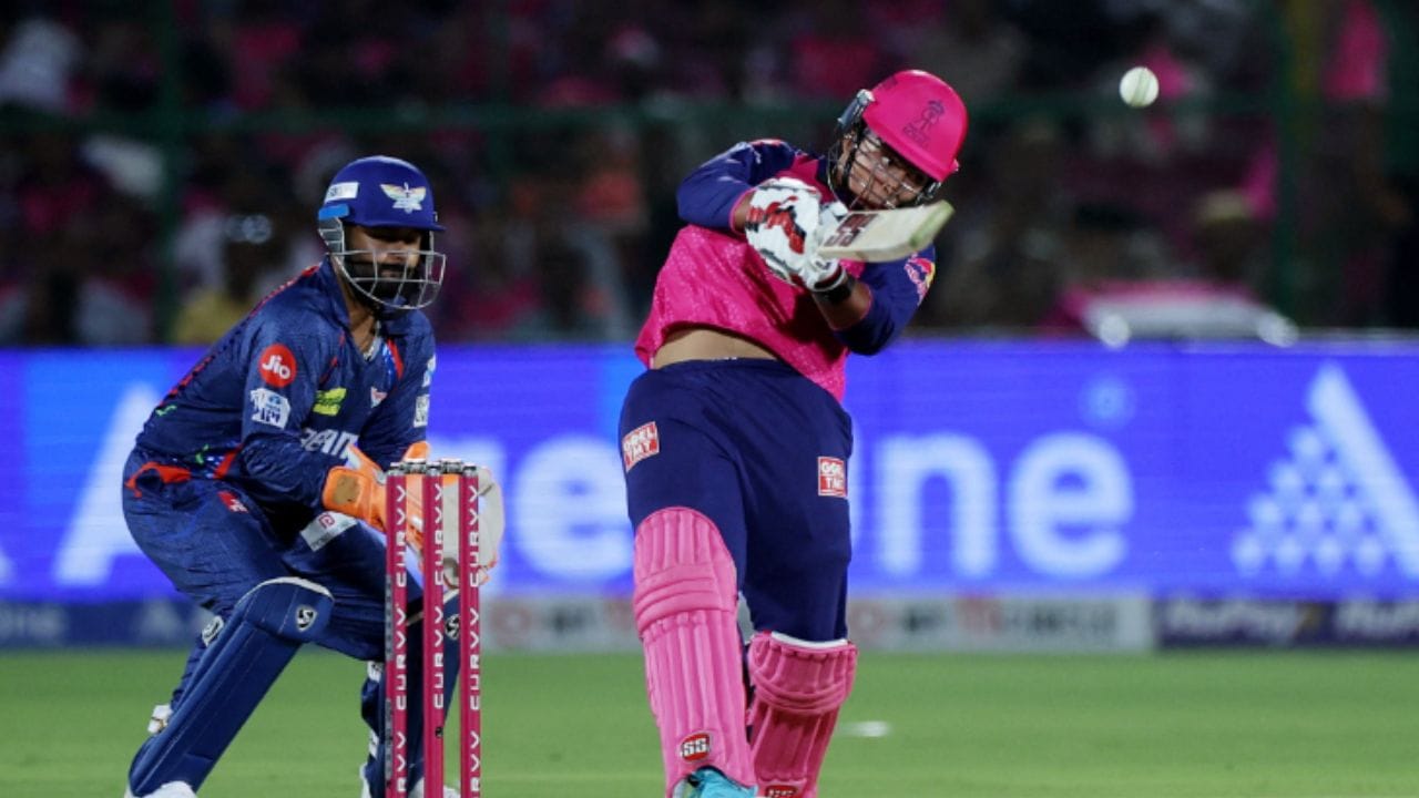 આ સિવાય કાર્બોહાઈડ્રેટ માટે, તે બ્રાઉન રાઇસ, ઓટ્સ, શક્કરીયા અને મલ્ટી ગ્રેઈનની રોટલી ખાય છે. વધુમાં, તેની રોગપ્રતિકારક શક્તિ વધારવા માટે, તે સફરજન, કેળા, નારંગી, પાલક અને બ્રોકોલી ખાય છે. વૈભવ માટે, પિઝા, બર્ગર, તળેલા ખોરાક, વધુ પડતી મીઠાઈઓ અને ઊંડા તળેલા નાસ્તા જેવી વસ્તુઓ પર સખત પ્રતિબંધ મૂકવામાં આવ્યો છે. (ફોટો ક્રેડિટ-ai jaseera)