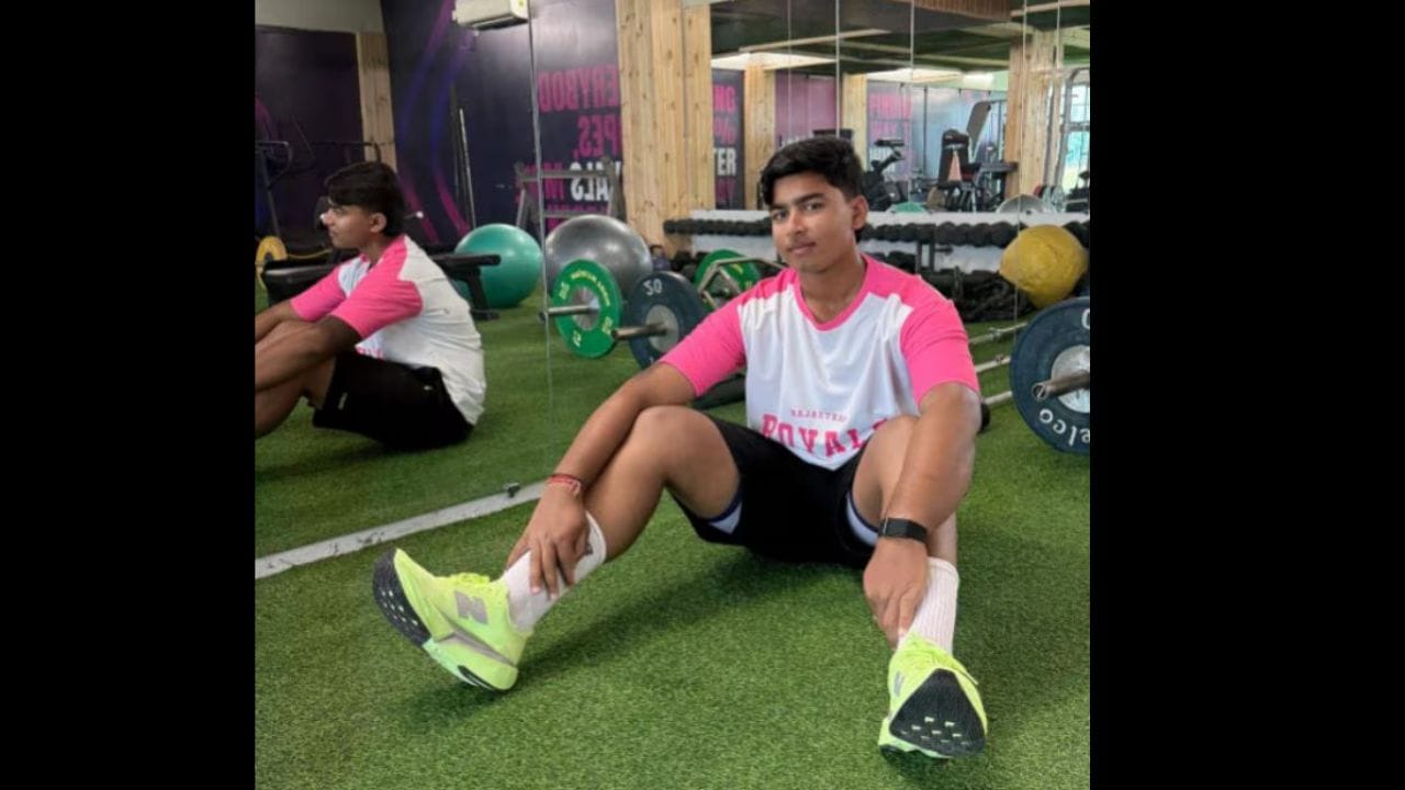  વધુમાં, શક્તિશાળી શોટ ચલાવવા માટે, તે વેઇટલિફ્ટિંગ અને પુશ-અપ્સ, સ્ક્વોટ્સ જેવી સ્ટ્રેન્થ ટ્રેનિંગ કસરતો કરે છે. વધુમાં, ચપળતા કવાયતો તેના ફિલ્ડિંગ અને દોડવાની કુશળતાને સુધારવામાં મદદ કરે છે.(ફોટો ક્રેડિટ-INDIA.COM)