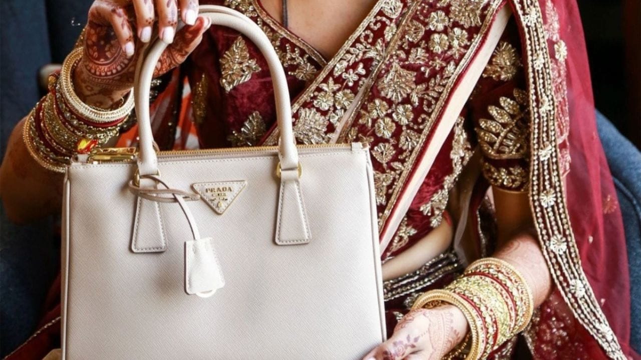 ઉપાય: તમે પર્સ સંબંધિત કેટલાક ઉપાયો અપનાવીને નાણાકીય સમસ્યાઓમાંથી રાહત મેળવી શકો છો. આ માટે તમે તમારા પર્સમાં હળદર રાખી શકો છો.
