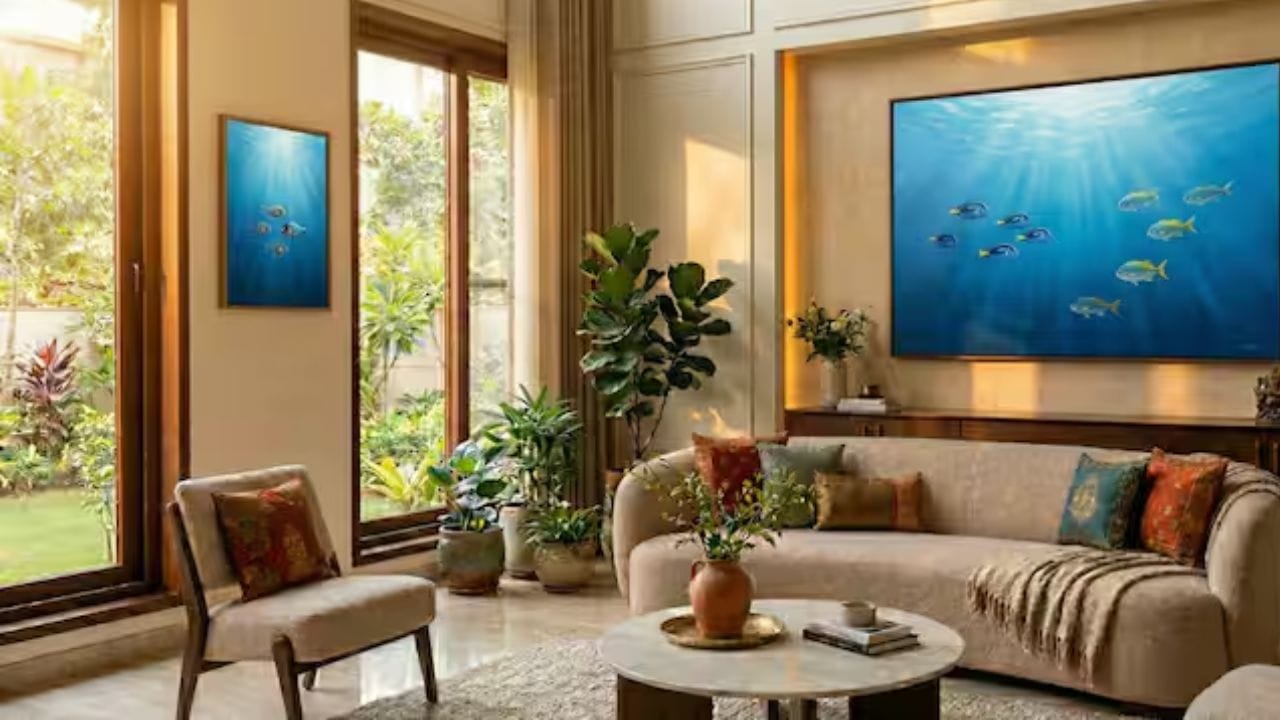 લોકો ઘણીવાર પોતાના ઘરને સજાવવા માટે ચિત્રો અને સજાવટની વસ્તુઓનો આશરો લે છે, પરંતુ શું તમે જાણો છો કે અમુક પ્રકારના ચિત્રો સંપત્તિ, સમૃદ્ધિ અને સકારાત્મક ઉર્જા જાળવી રાખવામાં મદદ કરી શકે છે? વાસ્તુ શાસ્ત્ર અનુસાર દિવાલ પર માછલીનું ચિત્રકામ ફક્ત ઘરને સુંદર બનાવતું નથી પણ સુખ, શાંતિ અને પ્રગતિને પણ આકર્ષિત કરે છે.