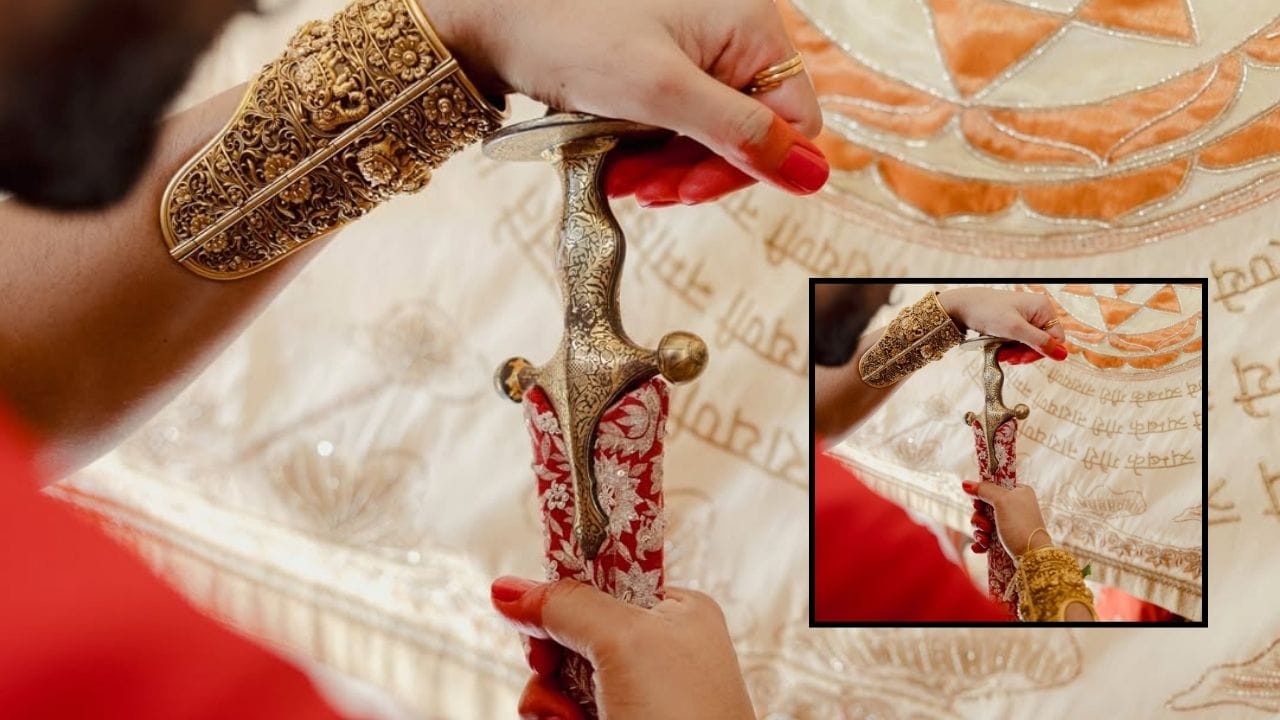 વિજય દેવરકોંડા અને રશ્મિકા મંદાનાના લગ્નની વિધિઓ આજકાલ ખૂબ ચર્ચામાં છે. તેમના લગ્નના દિવસનો દેખાવ ખરેખર અદભુત હતો. રશ્મિકા અને વિજય માથાથી પગ સુધી ઘરેણાંમાં સજેલા હતા. તેઓ રાજા-રાણી જેવા દેખાતા હતા.