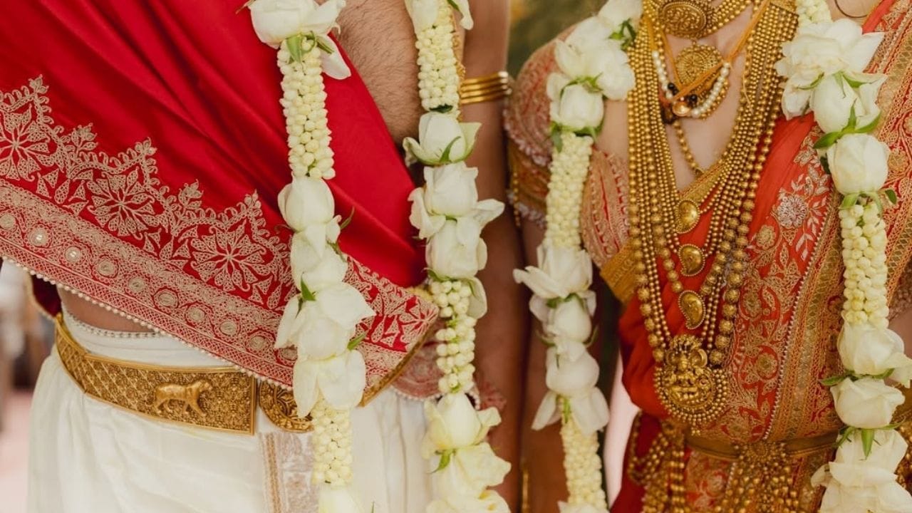 વિજય દેવર કોંડા અને રશ્મિકા મંદાનાના લગ્ન ઉદયપુરમાં થયા હતા.  હવે રિસ્પેશનની તૈયારીઓ જોર શોરથી ચાલી રહી છે. જેમાં બોલિવુડ સિવાય સાઉથ અને સહિત રાજનેતાઓ સામેલ થશે. બંન્ને 16 મંદિરો અને 21 શહેરોમાં ચાહકો માટે મીઠાઈ આપશે.