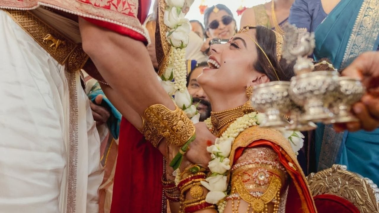  અભિનેતા વિજય દેવરકોંડાએ પણ પર્લ્સ અને ડાયમંડનો હાર, સાથે બ્રેસલેટ તેમજ ડાયમંડ રિંગ પહેરી હતી. આ બધા ડિઝાઈનર બ્રાઈડલ જ્વેલરી ખુબ મોંઘી હોય છે. રશ્મિકાના બ્રાઈડલ જ્વેલરી 3-5 કરોડના હોય શકે છે. વિજયની જ્વેલરી અંદાજે 1-2 કરોડની આસપાસ હોય શકે છે.