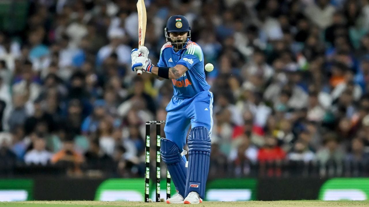 વિરાટ કોહલી : આ યાદીમાં વિરાટ કોહલી સૌથી આશ્ચર્યજનક નામ હોઈ શકે છે. આનું એક કારણ છે: તે છગ્ગા ફટકારનાર તરીકે જાણીતો નથી. જોકે છેલ્લા બે વર્ષમાં કોહલીએ આ ક્ષમતામાં સુધારો કર્યો છે. IPL 2024 માં જ્યારે અભિષેક સૌથી વધુ છગ્ગા 42 ફટકાર્યા હતા, ત્યારે કોહલી 38 સાથે બીજા ક્રમે હતો. તાજેતરમાં, કોહલીએ વિવિધ ODI શ્રેણીઓમાં છગ્ગા ફટકારવામાં વધુ રસ દાખવ્યો છે અને તે સફળ રહ્યો છે. જો તે આ વખતે ફરીથી આવું કરે તો નવાઈ નહીં લાગે.
Photos Credit: Getty Images