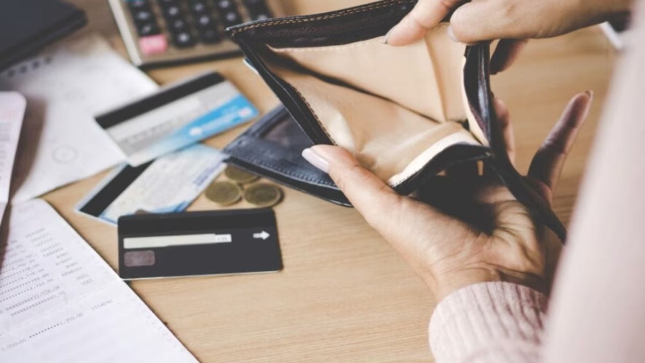 ચિત્રોનું શું કરવું: જો તમે તમારા પર્સમાં દેવી-દેવતાઓના ચિત્રો રાખી રહ્યા છો અને શું કરવું તે વિચારી રહ્યા છો, તો ચિત્ર કાઢીને મંદિરમાં મૂકો અથવા વહેતા પાણીમાં તરતા મૂકો.
