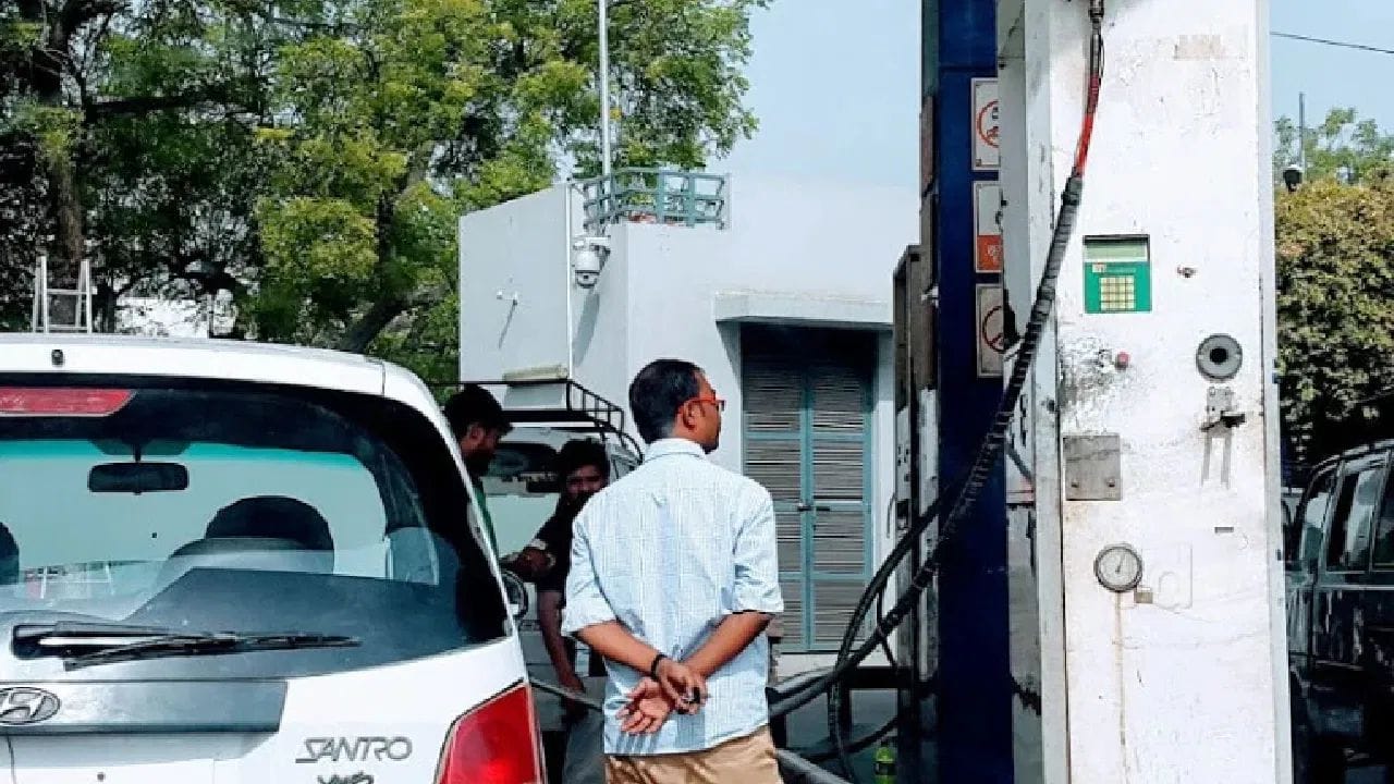 પેટ્રોલિયમ પ્લાનિંગ એન્ડ એનાલિસિસ સેલ (PPAC) અનુસાર, એપ્રિલ મહિના માટે સ્થાનિક નેચરલ ગેસની કિંમત 10.76 ડોલર પ્રતિ mmBtu નક્કી કરવામાં આવી છે પરંતુ તે લઘુત્તમ અને મહત્તમ મર્યાદાને આધીન રહેશે. PPAC એ જણાવ્યું કે, ONGC અને OIL ના નોમિનેશન ફિલ્ડ્સમાંથી ઉત્પાદિત ગેસ માટે આ કિંમત 7 ડોલર પ્રતિ mmBtu ની મહત્તમ મર્યાદાને આધીન રહેશે.