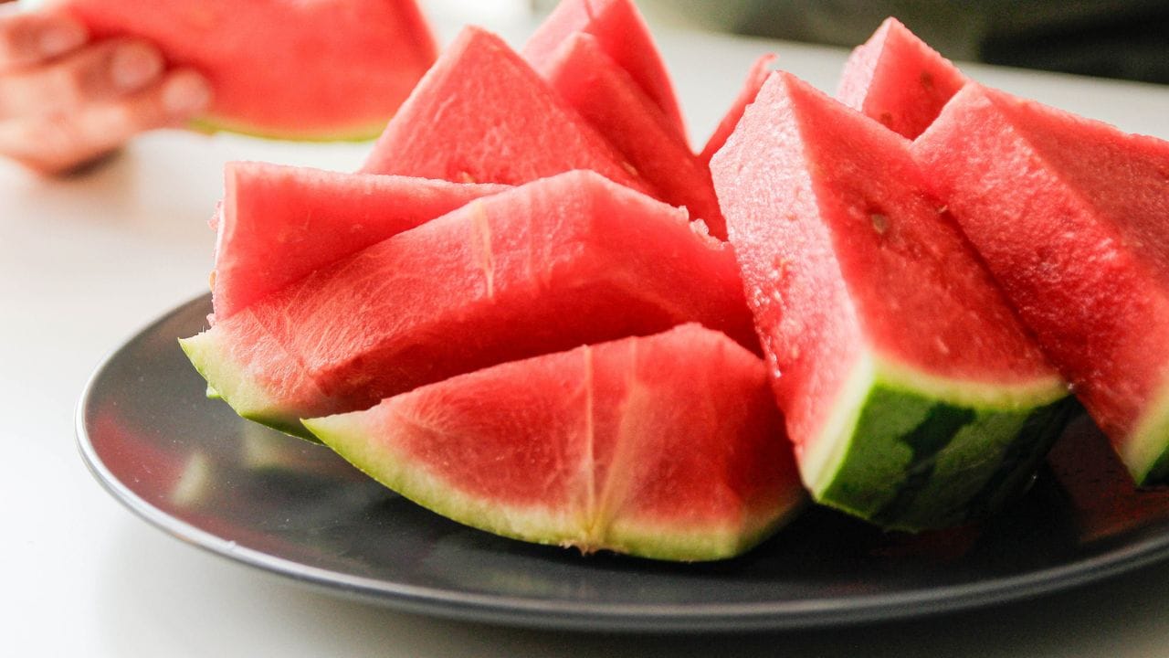 ઉનાળાની કાળઝાળ ગરમીમાં જ્યારે ગળું સુકાતું હોય, ત્યારે મન હંમેશા કંઈક ઠંડુ અને સ્વાદિષ્ટ ખાવા માટે તલપાપડ થતું હોય છે. બાળકો હોય કે મોટા આઈસક્રિમ અને કેન્ડ (પોપ્સિકલ) નું નામ સાંભળતા જ મોઢામાં પાણી આવી જાય છે. પરંતુ શું તમે ક્યારેય વિચાર્યું છે કે પેકેજ્ડ કેન્ડી ખાધા પછી જે ગિલ્ટ (અપરાધભાવ) અનુભવાય છે તેનું કારણ શું છે? તે છે બજારની બનાવટોમાં રહેલી અતિશય ખાંડ અને અજાણ્યા કેમિકલ્સ. આજે તમારી સાથે એક એવી 'લાઈફસ્ટાઈલ હેક' શેર કરીશ જે તમારા સ્વાદ અને સ્વાસ્થ્ય વચ્ચેના સંઘર્ષનો કાયમી ઉકેલ લાવશે: ઘરે બનાવેલા રસીલા તરબૂચ અને નારિયેળ પાણીના કેન્ડ (પોપ્સિકલ)!