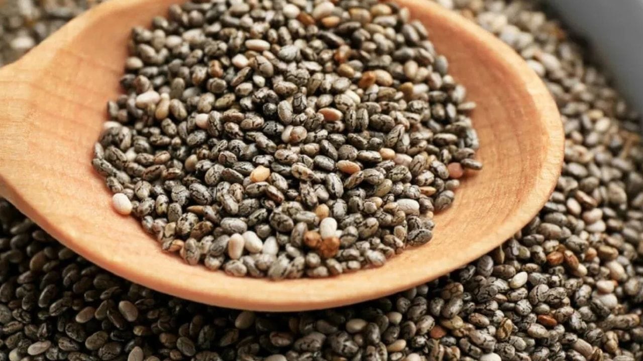 ચિયા સિડ્ ફાઈબર અને ઓમેગા-3 થી ભરપૂર છે, જ્યારે દાડમ એન્ટીઑકિસડન્ટ્સનો પાવર હાઉસ છે. જ્યારે તમે આ ઠંડી કેન્ડ (પોપ્સિકલ)નો આનંદ લો છો, ત્યારે દાડમના દાણા અને ચિયા સિડ્ એક સરપ્રાઈઝ 'ક્રન્ચ' આપે છે, જે તેને સામાન્ય આઈસ કેન્ડી કરતા અનેકગણી ચડિયાતી બનાવે છે.