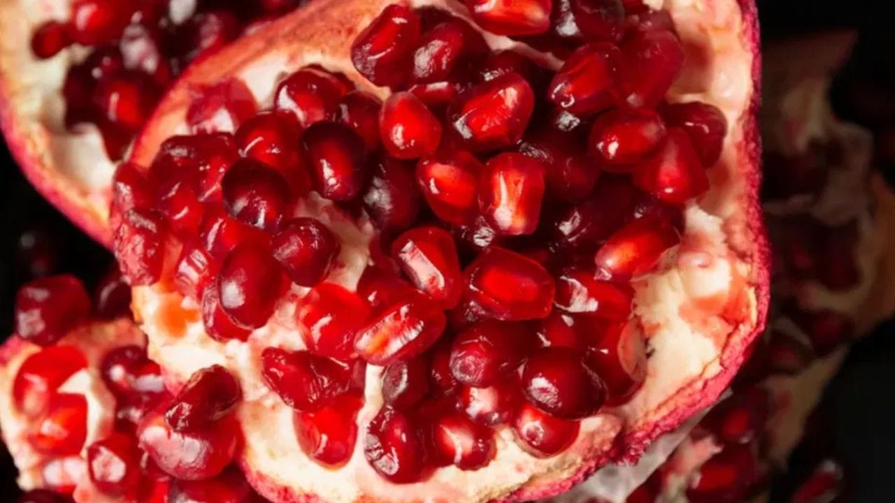 ફ્રીઝિંગ (Freezing): કેન્ડ (પોપ્સિકલ) મોલ્ડમાં આપણે જે બાજુ પર રાખેલા દાડમના દાણા (Pearls) હતા તે થોડા થોડા નીચે નાખો, ઉપર તૈયાર કરેલું મિશ્રણ રેડો અને તેને 4-5 કલાક માટે ફ્રીઝરમાં જામવા દો.
પ્રો-ટિપ (Serving Suggestion): જ્યારે તમે આ કેન્ડ (પોપ્સિકલ) ને સર્વ કરવા માટે બહાર કાઢો, ત્યારે તેના પર ઉપરથી થોડો શેકેલા જીરુંનો પાવડર છાંટજો. આ નાનકડો સ્ટેપ તેના સ્વાદને સાતમા આસમાને પહોંચાડી દેશે!