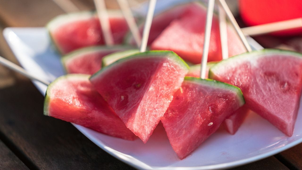 બજારની બનાવટોમાં છુપાયેલા જોખમો વચ્ચે ઘરનો શુદ્ધ વિકલ્પ : બજારમાં મળતી આકર્ષક કેન્ડ (પોપ્સિકલ) અને આઈસક્રિમમાં ઘણીવાર આર્ટિફિશિયલ ફ્લેવર્સ, સિન્થેટિક કલર્સ અને સ્વાસ્થ્યને નુકસાન પહોંચાડતા પ્રિઝર્વેટિવ્સ હોય છે. આ વસ્તુઓ માત્ર સ્વાદ આપે છે, પોષણ નહીં.