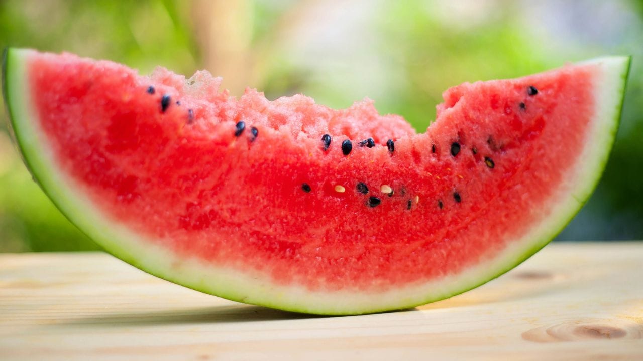 મસાલેદાર ટ્વિસ્ટ: સ્વાદ અને પાચનનો સંગમ : આપણને દરેક વસ્તુમાં થોડો 'ચટપટો સ્વાદ' તો જોઈએ જ! આ રેસીપીમાં આપણે સંચળ (કાળું મીઠું), શેકેલા જીરુંનો પાવડર, તાજો લીંબુનો રસ અને જલજીરા મસાલાનો જાદુઈ ઉપયોગ કરીશું.