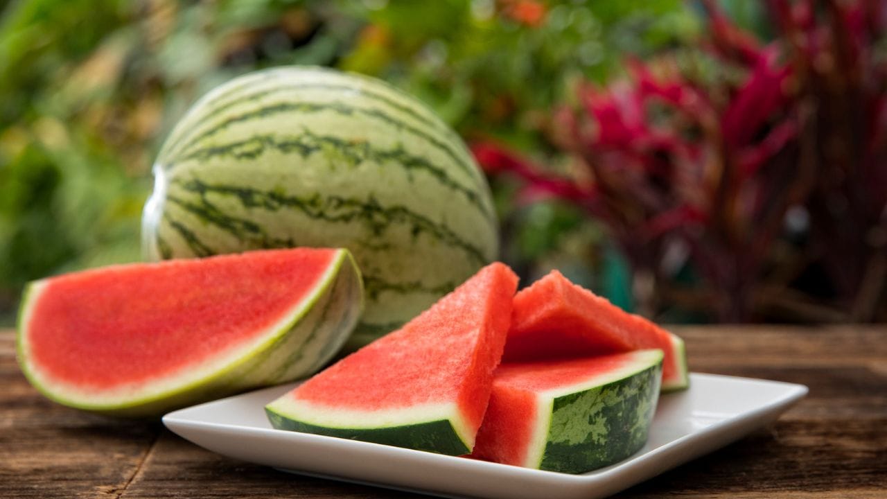 મિક્સિંગ (Mixing): આ મિશ્રણને ચાળણીથી ગાળી લો જેથી તે એકદમ સુંવાળું બને. હવે તેમાં 1 ચમચી પલાળેલા ચિયા બીજ, સ્વાદ મુજબ સંચળ, 1/4 ચમચી શેકેલું જીરું, જલજીરા મસાલો અને 2 લીંબુનો રસ ઉમેરીને બરાબર હલાવી લો.