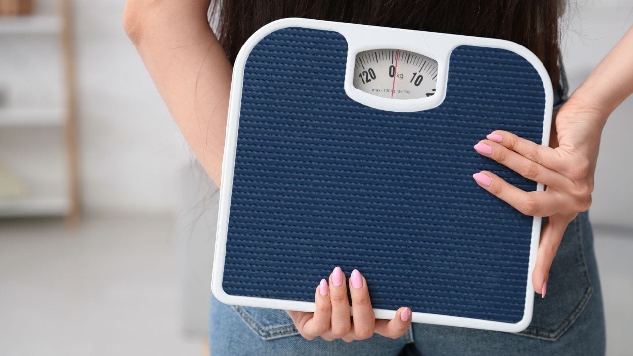 વજન ઘટાડવા ઇચ્છતા લોકો માટે મધને આહારમાં સામેલ કરવું ફાયદાકારક બની શકે છે. તે મેટાબોલિઝમ વધારવામાં મદદ કરે છે અને શરીરમાં જમા થયેલી વધારાની ચરબી ઘટાડવામાં સહાયક બની શકે છે. જો મધનું નિયમિત અને યોગ્ય માત્રામાં સેવન કરવામાં આવે, તો તે વજન ઘટાડવામાં મદદરૂપ સાબિત થઈ શકે છે.