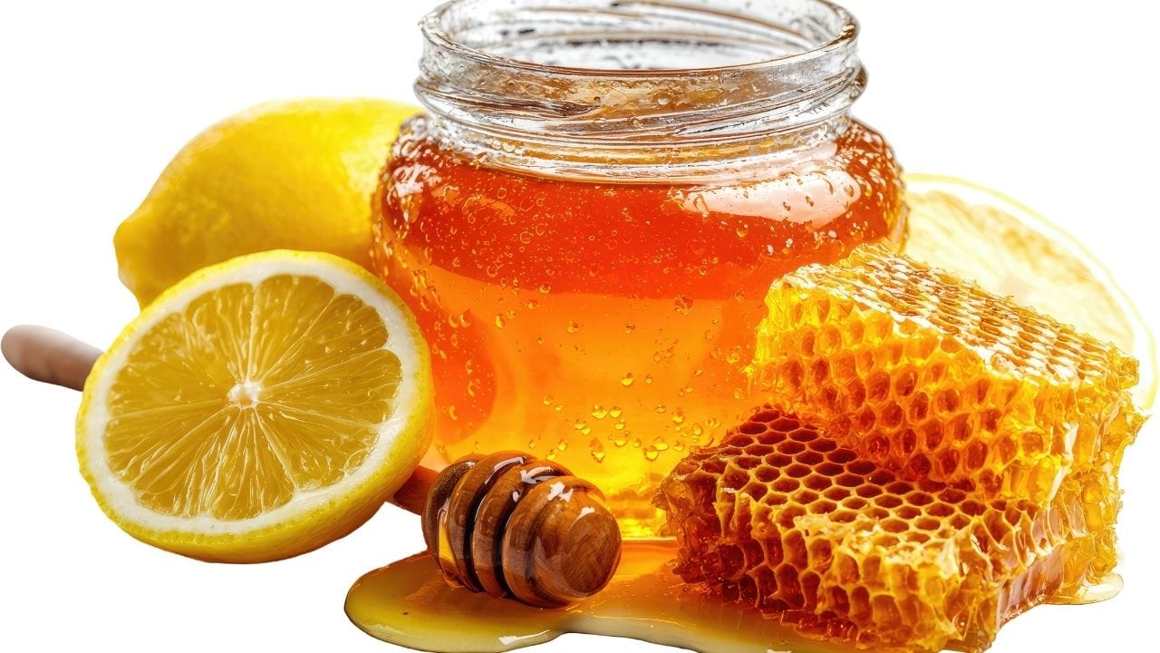 વજન ઘટાડવા માટે મધ અને લીંબુનું મિશ્રણ ખૂબ લોકપ્રિય છે. આ માટે, એક ગ્લાસ નવશેકા પાણીમાં એક ચમચી મધ અને અડધા લીંબુનો રસ ભેળવીને પીવું. આ પીણું શરીરને ડિટોક્સિફાય કરવામાં મદદ કરે છે અને ફેટ બર્નિંગ પ્રક્રિયાને સપોર્ટ કરે છે.
