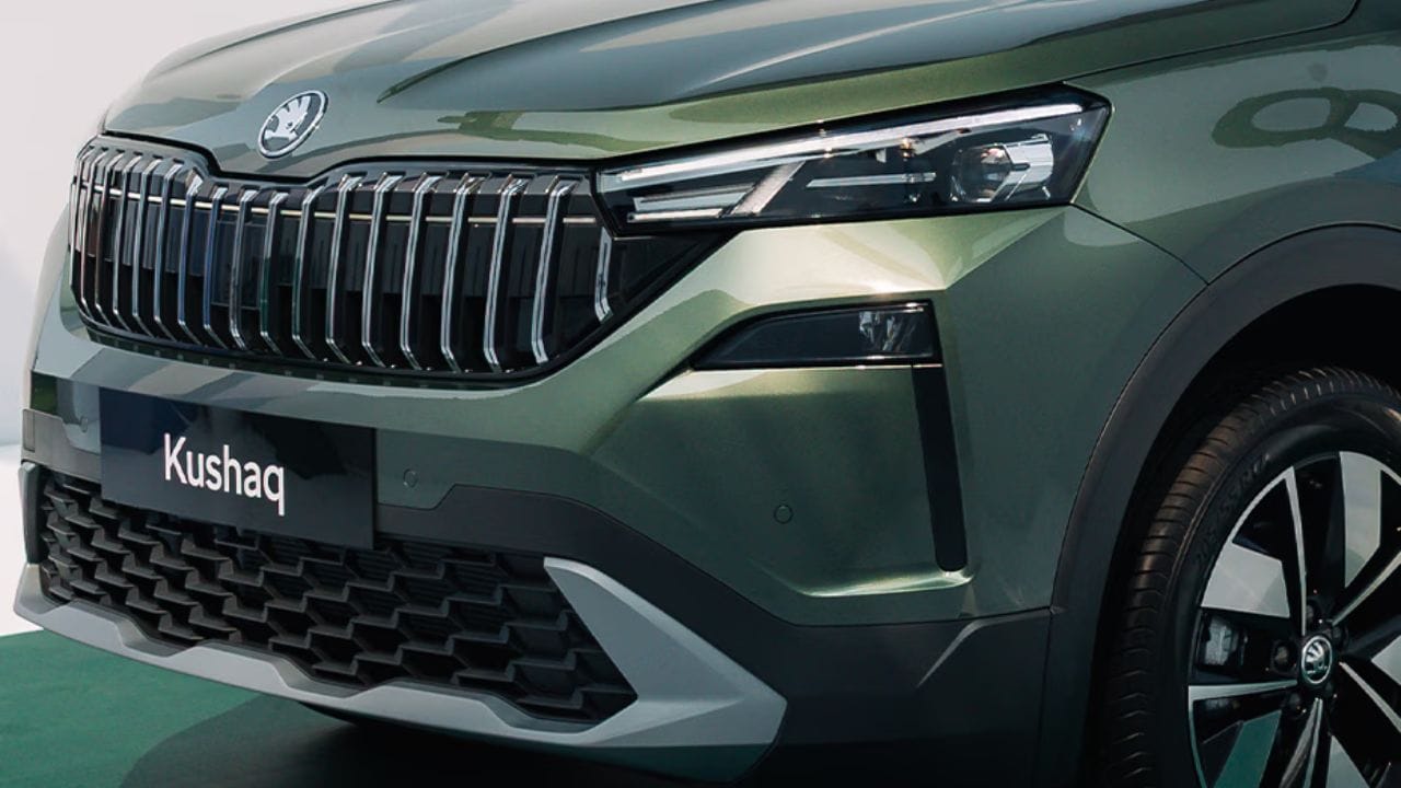 સ્કોડાએ પોતાની પ્રીમિયમ SUV કુશાકને નવા અવતારમાં રજૂ કરીને ઓટો માર્કેટમાં હલચલ મચાવી દીધી છે. કંપનીએ તેની શરૂઆતી એક્સ-શોરૂમ કિંમત ₹10.69 લાખ રાખી છે, જે ટોપ મોડેલ માટે ₹18.99 લાખ સુધી જાય છે. રસપ્રદ વાત એ છે કે, જૂના મોડેલની સરખામણીએ કિંમતમાં માત્ર ₹3,000 નો જ વધારો થયો છે.