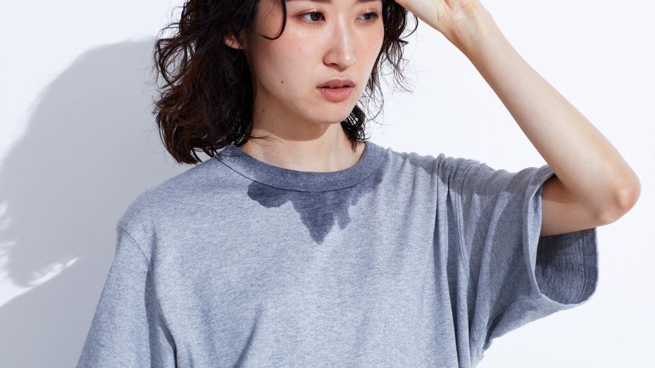 આંસુ ખારા કેમ લાગે છે? આંસુમાં લગભગ 98% પાણી હોય છે, પરંતુ બાકીમાં મીઠું, પ્રોટીન અને અન્ય ઘટકો રહેલા હોય છે. મીઠું આપણા લોહીની જેમ જ ઇલેક્ટ્રોલાઇટ્સનું સંતુલન જાળવે છે, જેના કારણે ખારા સ્વાદનો અનુભવ થાય છે. આંસુ આંખને ડ્રાઈ થવાથી બચાવે છે અને બેક્ટેરિયા સામે રક્ષણ આપે છે. (Image Credit Source: Social Media)