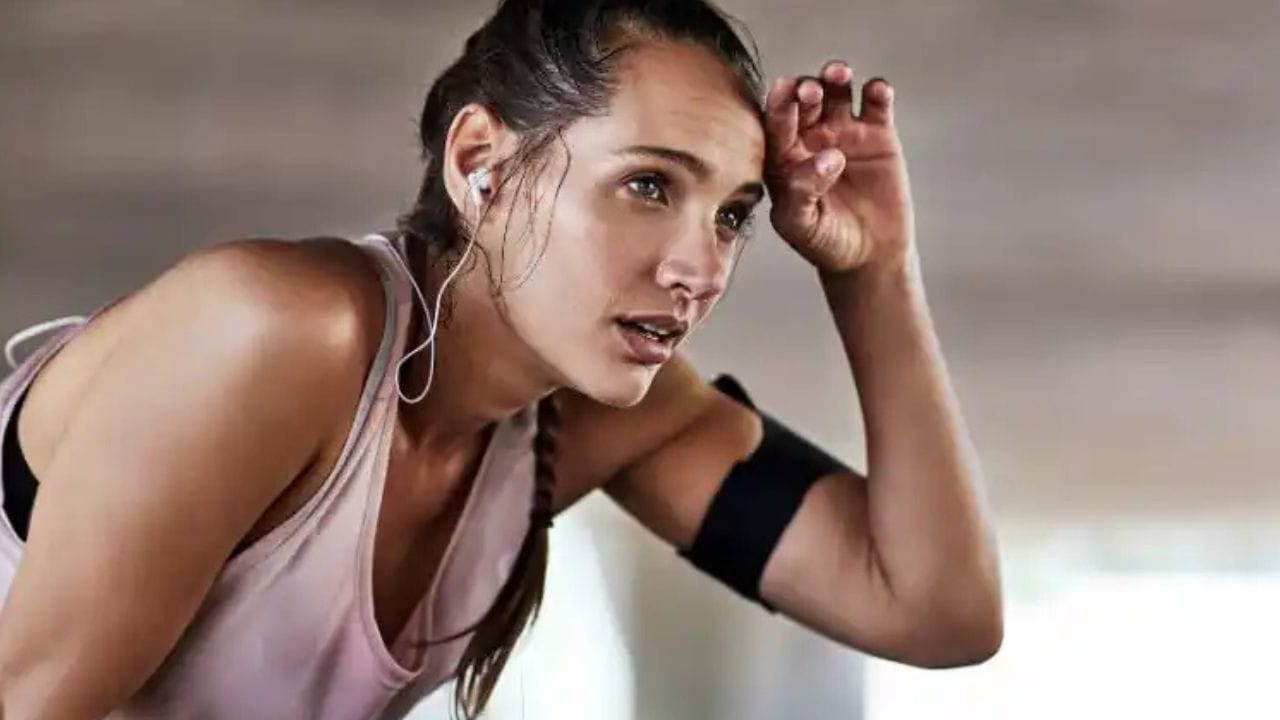 પરસેવામાં સોડિયમ કેમ હોય છે? જ્યારે શરીર ગરમીને નિયંત્રિત કરવા માટે પરસેવો ઉત્પન્ન કરે છે, ત્યારે તેમાં મોટાભાગે પાણી હોય છે અને બાકી ઇલેક્ટ્રોલાઇટ્સ, ખાસ કરીને સોડિયમ અને ક્લોરાઇડ હોય છે. આ સોડિયમ શરીરમાંથી બહાર નીકળે છે, જેના કારણે પરસેવો ખારો લાગે છે. (Image Credit Source: Social Media)
