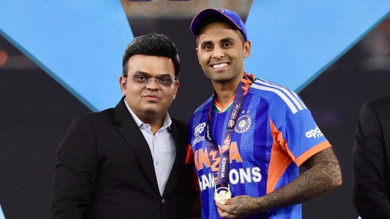 સૂર્યકુમાર યાદવની કેપ્ટનશીપ હેઠળ ટીમ ઈન્ડિયાએ T20 વર્લ્ડ કપ જીત્યો હતો, પરંતુ ખેલાડી તરીકે તેનું પ્રદર્શન ખાસ અસરકારક રહ્યું નહોતું. સમગ્ર ટુર્નામેન્ટ દરમિયાન તેણે માત્ર એક અડધી સદી ફટકારી હતી. હવે આવનારા સમયમાં BCCI શું નિર્ણય લે છે તે જોવું રસપ્રદ રહેશે. (PC:PTI/X)