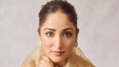 દિગ્દર્શક આદિત્ય ધરની પત્ની યામી ગૌતમ ધુરંધર 2 માં એક નાનકડી ભૂમિકા ભજવી રહી છે. તેઓ ફિલ્મમાં નર્સ શાઝિયા બાનોની ભૂમિકા ભજવે છે. યામીએ મીડિયા સાથેની વાતચીત દરમિયાન ફિલ્મનો ભાગ બનવાની ઇચ્છા વ્યક્ત કરી હતી. આદિત્યએ વિલંબ કર્યા વિના તેમની પત્નીની ઇચ્છા પૂરી કરી છે. (ફોટો google)