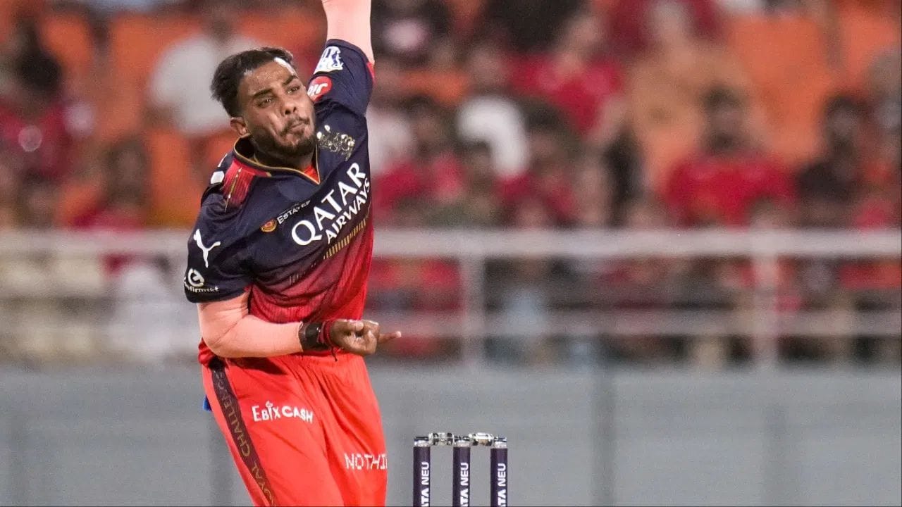 RCB IPL 2026 માટે પૂરજોશથી તૈયારી કરી રહ્યું છે. ખેલાડીઓ ટ્રેનિંગ કેમ્પમાં સખત મહેનત કરી રહ્યા છે. પરંતુ યશ દયાલ RCB ના ટ્રેનિંગ કેમ્પમાંથી ગેરહાજર હતો. પ્રશ્ન એ છે કે તે ક્યાં છે? શું તેણે ટીમમાંથી બહાર કરી દેવામાં આવ્યો છે?