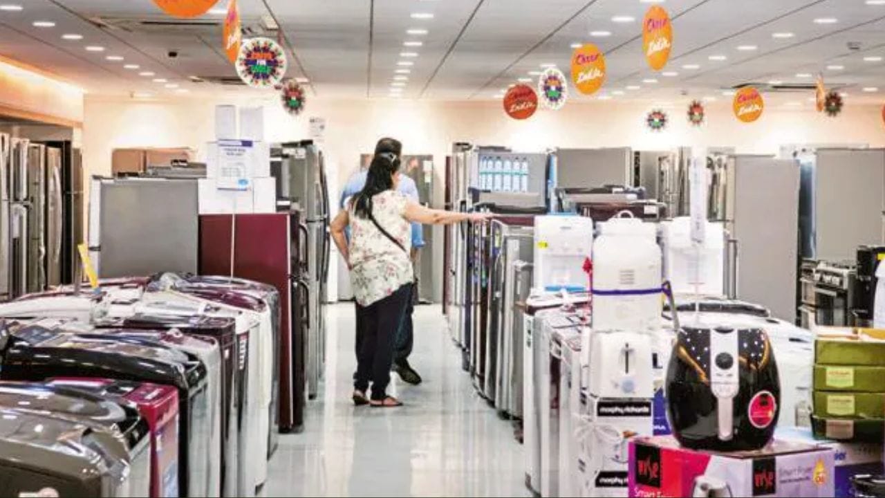  જો તમે પણ આ મૂંજવણમાં છો તો તમને જણાવી દઈએ કે એક વર્ષ જૂનું મોડલ ખરીદવા ના પણ ફાયદા છે આ ફાયદા તમારે જરુર જાણવા જોઈએ પણ કેટલીક વાતનું ધ્યાન રાખવું નહીં તો ખરીદેલુ જૂનુ મોડલ તમને ફાયદાને બદલે નુકસાન કરાવી શકે છે. (ફોટો ક્રેડિટ-સોશિયલ મીડિયા)