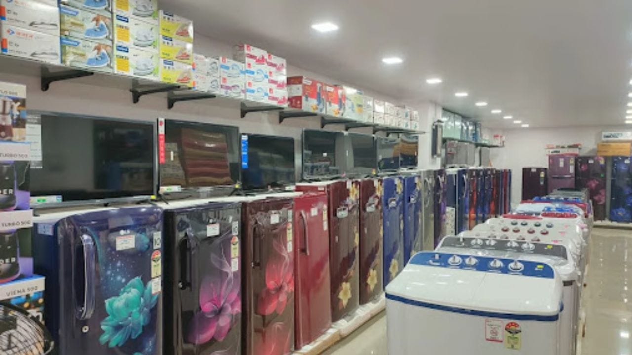 તમારે ટેકનોલોજી સાથે ઓછામાં ઓછું સમાધાન કરવું પડશે, કારણ કે રેફ્રિજરેટર અને AC માં એક વર્ષમાં ટેકનોલોજીમાં કોઈ નોંધપાત્ર ફેરફાર જોવા મળ્યા નથી. જો તમે પ્રમાણભૂત સિંગલ-ડોર અથવા ડબલ-ડોર રેફ્રિજરેટર ખરીદી રહ્યા છો તો રેફ્રિજરેટર વ્યવહારીક રીતે બદલાતા નથી. (ફોટો ક્રેડિટ-સોશિયલ મીડિયા)