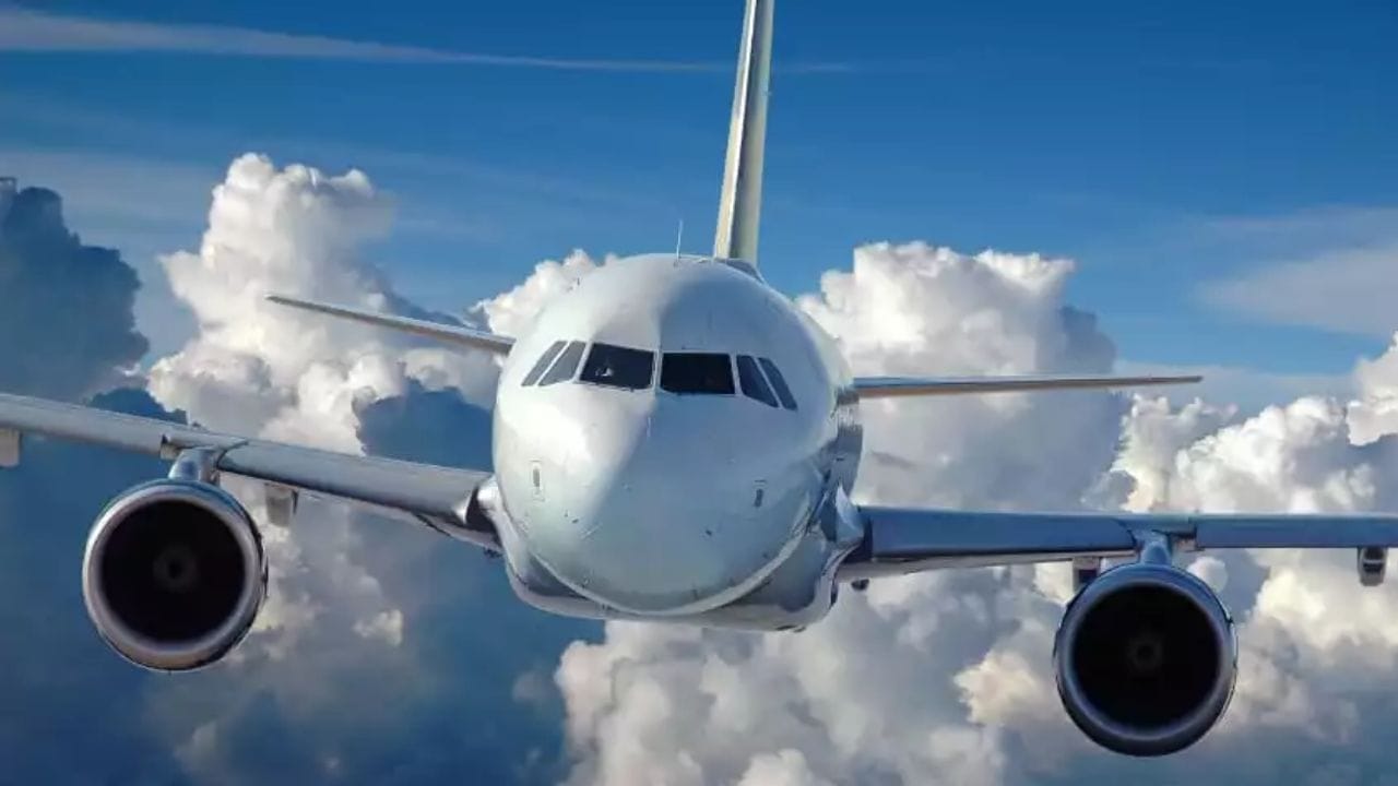  નાગરિક ઉડ્ડયન મંત્રાલય અનુસાર, ભારત હવે વિશ્વના ત્રીજા સૌથી મોટા સ્થાનિક ઉડ્ડયન બજાર તરીકે ઉભરી આવ્યું છે. દરરોજ 500,000 થી વધુ મુસાફરો દેશના એરપોર્ટ પરથી મુસાફરી કરે છે. UDAN યોજના દ્વારા, નાના શહેરોને હવાઈ નેટવર્ક સાથે જોડવાનું કાર્ય ઝડપથી આગળ વધ્યું છે, જેનાથી સામાન્ય માણસ માટે હવાઈ મુસાફરી વધુ સુલભ બની છે. (ફોટો ક્રેડિટ-સોશિયલ મીડિયા)