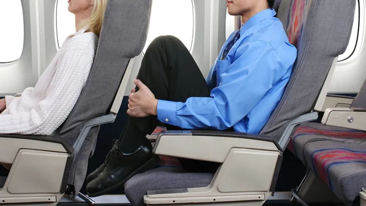 નાગરિક ઉડ્ડયન મહાનિર્દેશાલય (DGCA) દ્વારા જાહેર કરાયેલ આ આદેશનો ઉદ્દેશ્ય હવાઈ મુસાફરીને વધુ સરળ અને પારદર્શક બનાવવાનો છે. ઘણી એરલાઇન્સ ટિકિટ બુકિંગ પછી અથવા વેબ ચેક-ઇન પ્રક્રિયા દરમિયાન પસંદગીની બેઠકો પસંદ કરવા માટે વધારાના ચાર્જ વસૂલતી હતી. નવા નિર્દેશનો હેતુ આવી પ્રથાઓ પર અંકુશ મૂકવા અને મુસાફરોને વધુ સારી સુવિધાઓ પૂરી પાડવાનો છે. (ફોટો ક્રેડિટ-સોશિયલ મીડિયા)