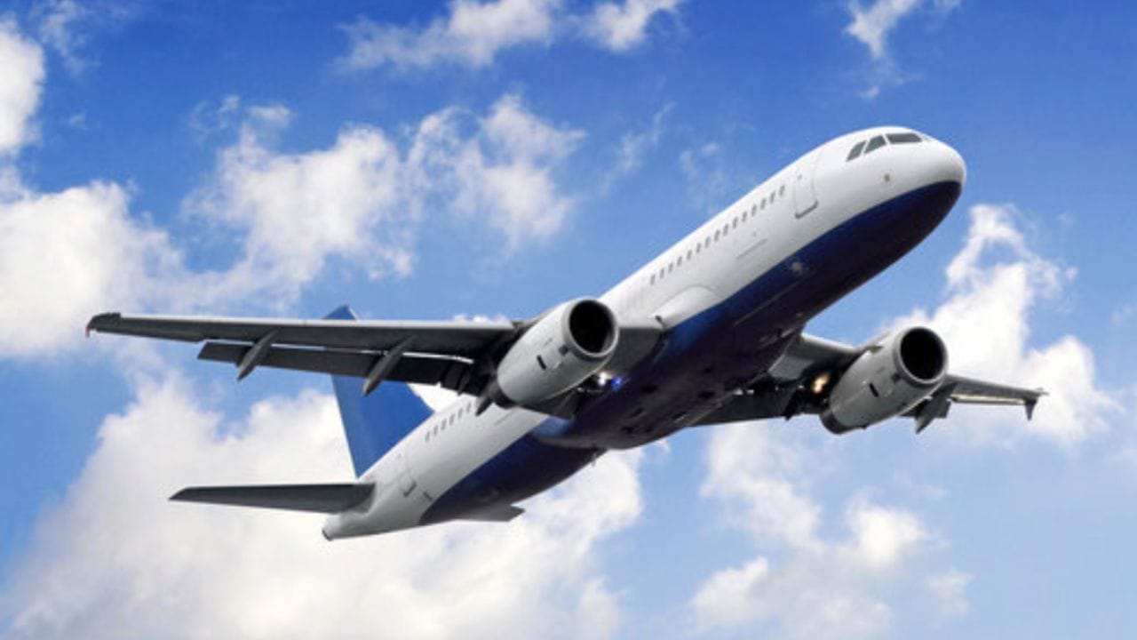 સરકારે અગાઉ મુસાફરોના અનુભવને વધારવા માટે ઘણી પહેલો હાથ ધરી છે - જેમ કે એરપોર્ટ પર 'UDAN પેસેન્જર કાફે' ની શરૂઆત, જ્યાં પોષણક્ષમ ભાવે ખોરાક ઉપલબ્ધ છે. વધુમાં, ફ્લાયબ્રેરી જેવી પહેલ મુસાફરોને મફતમાં પુસ્તકો વાંચવાની સુવિધા પૂરી પાડે છે. ઘણા એરપોર્ટ પર મફત વાઇ-ફાઇ પણ ઉપલબ્ધ કરાવવામાં આવ્યું છે. (ફોટો ક્રેડિટ-સોશિયલ મીડિયા)