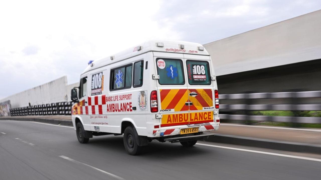 પહેલી વારના ગુના માટે પણ, ₹10,000 સુધીનો દંડ ફટકારવામાં આવે છે; વધુમાં, જો ઉલ્લંઘનનું પુનરાવર્તન થાય, તો દરેક પછીના કિસ્સામાં સમાન દંડ વસૂલવામાં આવી શકે છે. માત્ર નાણાકીય દંડ ઉપરાંત, આ ઉલ્લંઘન કેદની સજા પણ થઈ શકે છે. (ફોટો ક્રેડિટ- Ziqitza HealthCare Ltd)