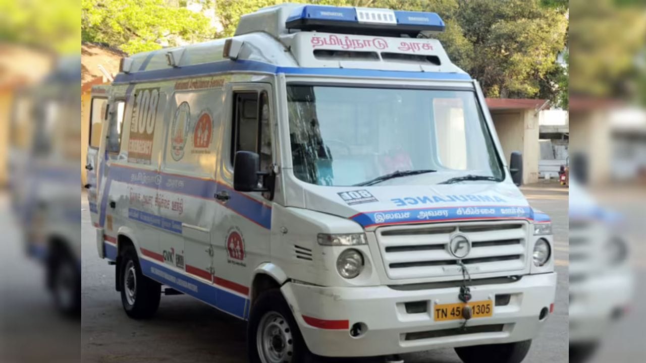 નિયમો અનુસાર, જો કોઈ વ્યક્તિ ઇમરજન્સી વાહનને નમતું ન આપે, તો તેને છ મહિના સુધીની જેલની સજા થઈ શકે છે. એમ્બ્યુલન્સને માર્ગનો અધિકાર આપવો એ ફક્ત ટ્રાફિક નિયમન નથી; તે મૂળભૂત રીતે માનવીય ફરજ છે. રસ્તા પર થોડી સામાન્ય સમજ અને જવાબદારી દર્શાવીને, આપણે માનવ જીવન બચાવવામાં મહત્વપૂર્ણ ભૂમિકા ભજવી શકીએ છીએ. (ફોટો ક્રેડિટ- Ziqitza HealthCare Ltd)