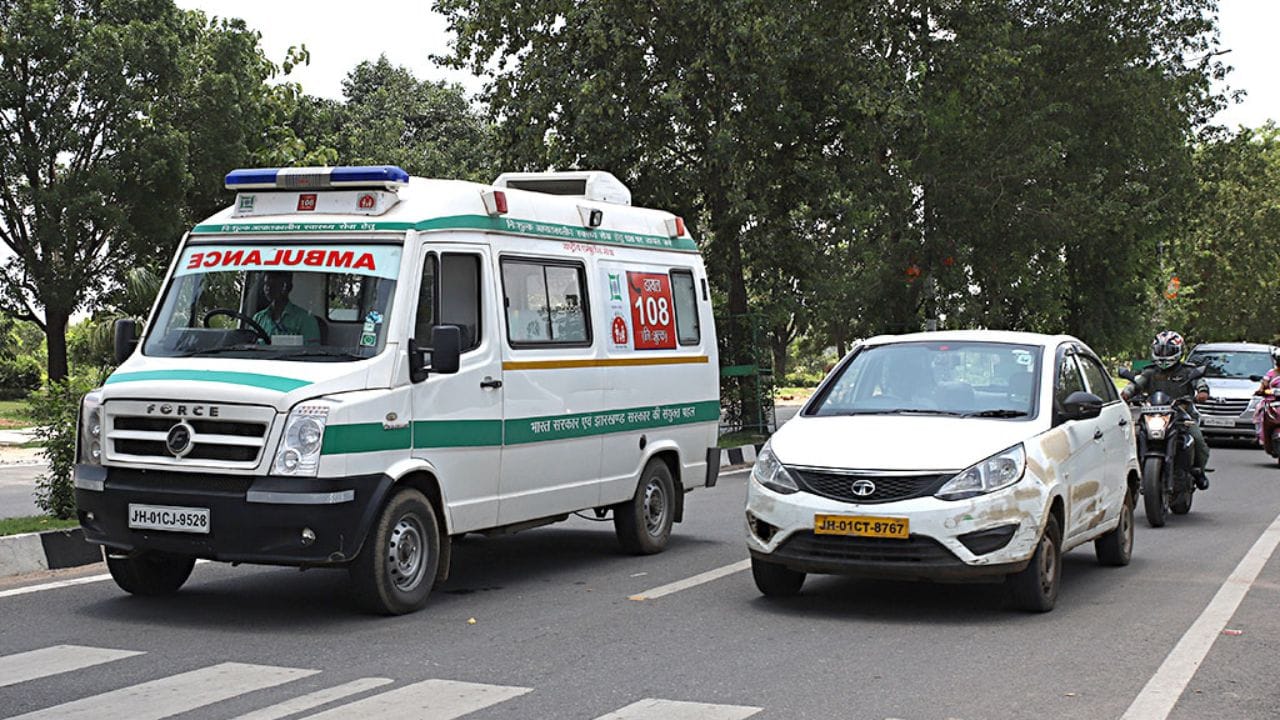 આજના સમયમાં, ટ્રાફિક નિયમોનું પાલન કરવું ખૂબ જ જરૂરી બની ગયું છે, કારણ કે નાની બેદરકારી પણ મોટી પરેશાની અને ભારે નાણાકીય દંડ તરફ દોરી શકે છે. સરકારે એમ્બ્યુલન્સ જેવા રસ્તાઓ પર ચાલતા ઇમરજન્સી વાહનો માટે ખાસ કરીને કડક નિયમો સ્થાપિત કર્યા છે. જો તમે પણ આ અંગે કઈ જ નથી જાણતા તો ચાલો અહીં સમજીએ કે એમ્બ્યુલ્સને જો તમે રસ્તો ના આપ્યો તો શું થશે? (ફોટો ક્રેડિટ- Ziqitza HealthCare Ltd)