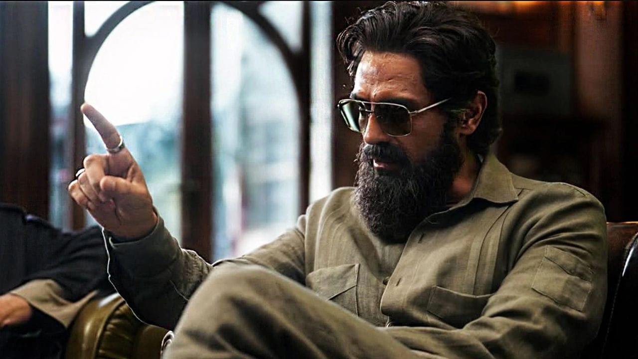 અર્જુન રામપાલ પણ ધૂરંધરનો અભિન્ન ભાગ છે. તે ફિલ્મમાં મેજર ઇકબાલનું પાત્ર ભજવતો જોવા મળશે. જોકે, અહેવાલો સૂચવે છે કે - અન્ય સ્ટાર્સની તુલનામાં - તેને સૌથી ઓછું મહેનતાણું મળ્યું છે. જો અહેવાલો પર વિશ્વાસ કરવામાં આવે તો, અર્જુન રામપાલને ફિલ્મ માટે ₹1 કરોડ ફી ચૂકવવામાં આવી હતી. (ફોટો ક્રેડિટ-સોશિયલ મીડિયા)