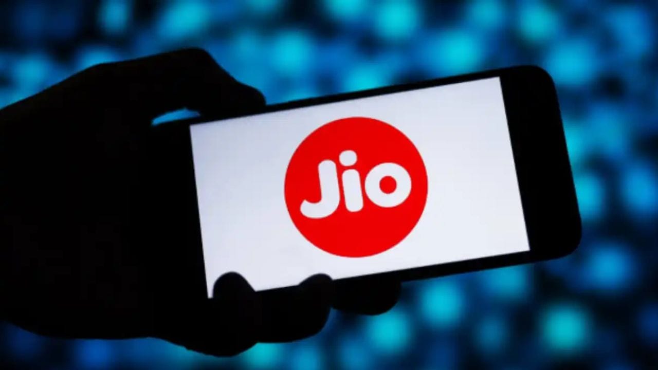 Jio 349 Plan Details રિલાયન્સ Jioના 349 રૂપિયાના પ્લાનમાં 30GB હાઇ-સ્પીડ ડેટા મળે છે. ઉપરાંત પ્રતિ GB 10 રૂપિયાના ચાર્જ સાથે પણ મળી રહે છે. આ પ્લાનમાં યુઝર્સને અનલિમિટેડ કોલિંગ અને દરરોજ 100 SMS પણ મળે છે. તેમજ ત્રણ મહિના માટે Jio Hotstar નું મોબાઇલ અને ટીવી ઍક્સેસ સાથે મળે છે. આ પ્લાનમાં 50GB AI ક્લાઉડ સ્ટોરેજ અને 35,100 રૂપિયાના Google Gemini Proની ઍક્સેસ પણ મળે છે. (ફોટો google)