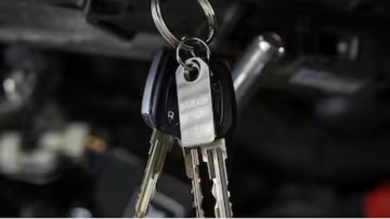 ચાવી સાથે આ ધાતુનો ટેગ કેમ આપવામાં આવે છે?: તમારી વાહનની ચાવી સાથે આવતા આ નાના ધાતુના ટુકડા પર એક આંકડાકીય અથવા આલ્ફાન્યૂમેરિક કોડ લખેલો હોય છે. તેને કી કોડ કહેવામાં આવે છે. આ કોડ મૂળભૂત રીતે તમારી વાહનની ચાવીનો ટેકનિકલ ઓળખ નંબર છે.
