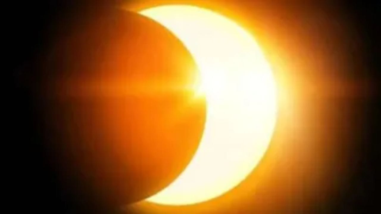  સનાતન ધર્મમાં, ગ્રહણને એક મહત્વપૂર્ણ ધાર્મિક અને જ્યોતિષીય ઘટના માનવામાં આવે છે. સૂર્ય અને ચંદ્રગ્રહણ બંનેને લઈને સમાજમાં વિવિધ માન્યતાઓ પ્રચલિત છે. જ્યારે કેટલાક તેમને અશુભ માને છે, તો કેટલાક તેમને ફક્ત વૈજ્ઞાનિક દ્રષ્ટિકોણથી જુએ છે. ખાસ કરીને, ગ્રહણ પર જન્મેલા બાળકો વિશે વિવિધ માન્યતાઓ સાંભળવામાં આવે છે. જો કે, આજે તમે શીખી શકશો કે ગ્રહણ પર જન્મેલા બાળકો કેવા હોય છે. ચાલો અહીં સમજીએ