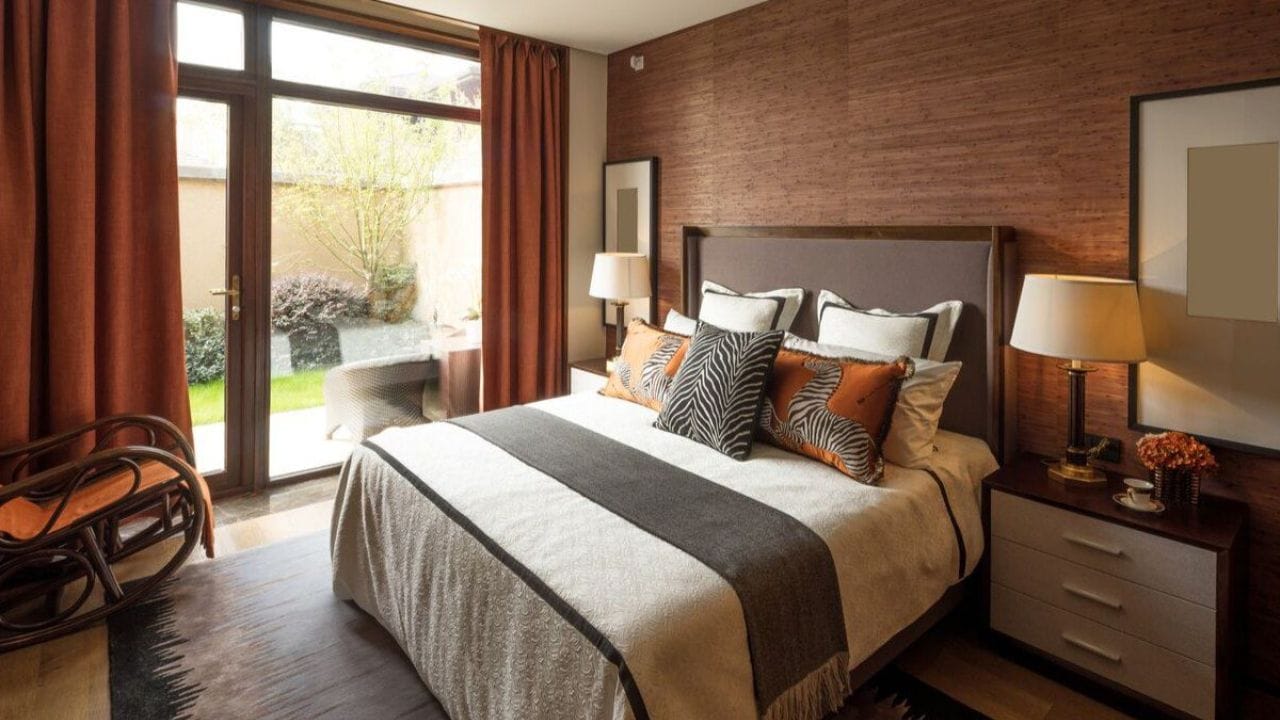 બેડરૂમમાં આવા વાસ્તુ દોષો પતિ-પત્ની વચ્ચે નાની નાની બાબતો પર ઝઘડાનું કારણ બની શકે છે. ઘરમાં પ્રવેશતી નકારાત્મક ઉર્જા સંપત્તિના સંચયને અટકાવે છે અને બિનજરૂરી ખર્ચાઓમાં વધારો કરે છે. (ફોટો ક્રેડિટ-સોશિયલ મીડિયા)