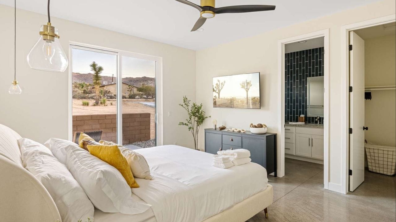 બેડરૂમમાં આવા વાસ્તુ દોષો પતિ-પત્ની વચ્ચે નાની નાની બાબતો પર ઝઘડાનું કારણ બની શકે છે. ઘરમાં પ્રવેશતી નકારાત્મક ઉર્જા સંપત્તિના સંચયને અટકાવે છે અને બિનજરૂરી ખર્ચાઓમાં વધારો કરે છે. (ફોટો ક્રેડિટ-સોશિયલ મીડિયા)