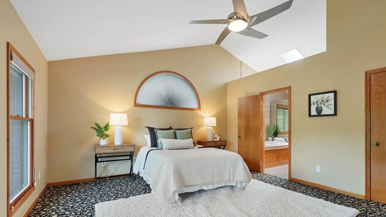 વાસ્તુમાં, બાથરૂમને પાણીનું તત્વ અને રાહુનું સ્થાન માનવામાં આવે છે, એક એવી જગ્યા જ્યાં નકારાત્મક ઉર્જા વધે છે. તેથી જો બેડરુમમાં બેડની સામે બાથરુમનું હોવું યોગ્ય માનવામાં આવતુ નથી. તે સિવાય મોટાભાગના લોકો રાતે બાથરુમનો દરવાજો અજાણતા ખુલ્લો છોડી દે છે જે નકારાત્મક ઉર્જાનો વધારો કરે છે.  તમારે આ બાબતો પર ખાસ ધ્યાન આપવું જોઈએ. વાસ્તુ ઉપાય: શું તમારું શૌચાલય તમારા પલંગની સામે છે? નકારાત્મકતા દૂર કરવા માટે આજે જ આ ફેરફારો કરો. (ફોટો ક્રેડિટ-સોશિયલ મીડિયા)