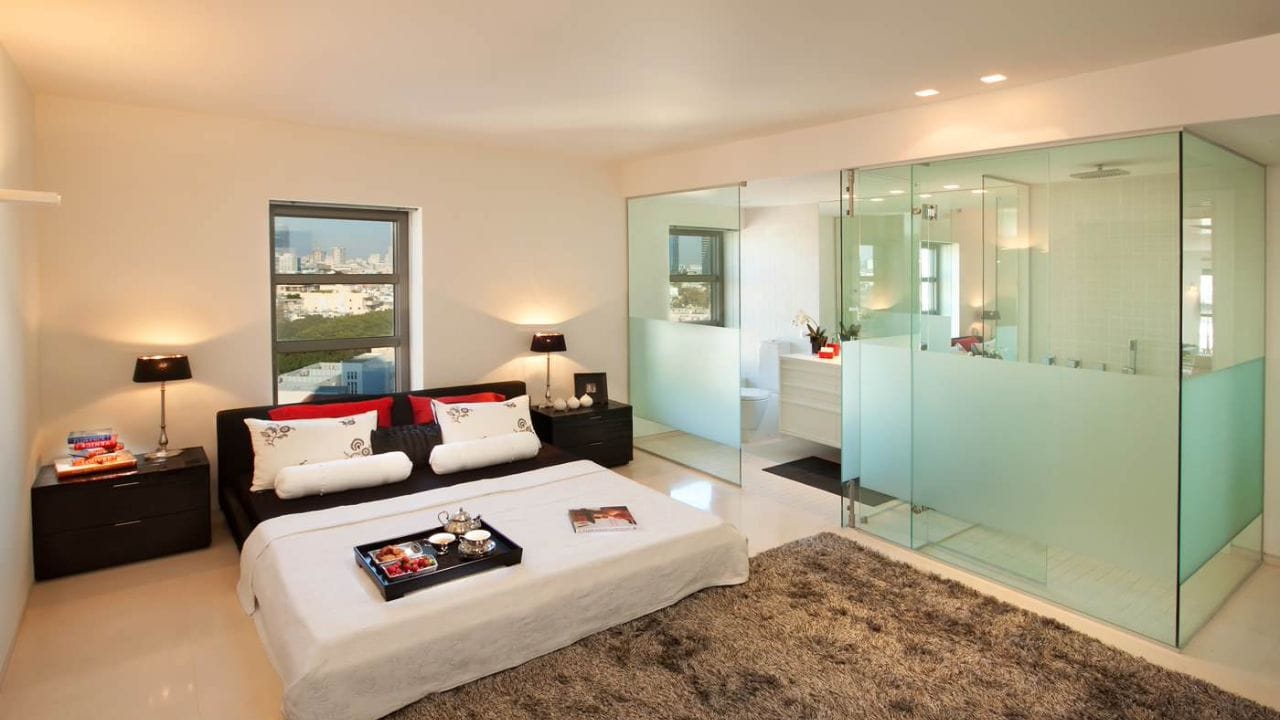 આપણે બધાને સારી રીતે ડિઝાઇન કરેલું ઘર ગમે છે. તેથી, જ્યારે પણ આપણે નવું ઘર બનાવીએ છીએ, ત્યારે આપણે નાની કે મોટી દરેક વિગતો પર ખાસ ધ્યાન આપીએ છીએ. જો કે, ક્યારેક આપણે પલંગ અને બાથરુમની દિશા પર ધ્યાન આપવામાં નિષ્ફળ જઈએ છીએ, જે સતત નકારાત્મક વાતાવરણ બનાવે છે. જ્યોતિષીઓ અને વાસ્તુ નિષ્ણાતોના જણાવ્યા મુજબ બેડરુમમાં રાખેલ બેડની સામે બાથરુમનું હોવું યોગ્ય છે કે નહીં ચાલો જાણીએ. (ફોટો ક્રેડિટ-સોશિયલ મીડિયા)