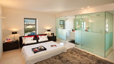 આપણે બધાને સારી રીતે ડિઝાઇન કરેલું ઘર ગમે છે. તેથી, જ્યારે પણ આપણે નવું ઘર બનાવીએ છીએ, ત્યારે આપણે નાની કે મોટી દરેક વિગતો પર ખાસ ધ્યાન આપીએ છીએ. જો કે, ક્યારેક આપણે પલંગ અને બાથરુમની દિશા પર ધ્યાન આપવામાં નિષ્ફળ જઈએ છીએ, જે સતત નકારાત્મક વાતાવરણ બનાવે છે. જ્યોતિષીઓ અને વાસ્તુ નિષ્ણાતોના જણાવ્યા મુજબ બેડરુમમાં રાખેલ બેડની સામે બાથરુમનું હોવું યોગ્ય છે કે નહીં ચાલો જાણીએ. (ફોટો ક્રેડિટ-સોશિયલ મીડિયા)