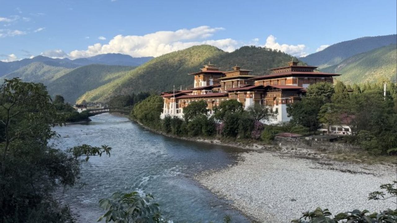 જયગાંવ ફક્ત એક સરહદી શહેર નથી; તે વિવિધ કુદરતી અને સાંસ્કૃતિક આકર્ષણોનું ઘર પણ છે. ભૂતાન ગેટની મુલાકાત ભૂટાન સંસ્કૃતિની પ્રથમ ઝલક આપે છે, જ્યારે નજીકમાં જલદાપારા રાષ્ટ્રીય ઉદ્યાન અને બક્સા ટાઇગર રિઝર્વ હાથી, વાઘ અને દુર્લભ પક્ષીઓની પ્રજાતિઓ સહિત વન્યજીવનનો અનુભવ કરવાની તકો પૂરી પાડે છે. તોરસા નદીના કિનારે સ્થિત, સિકિયાઝોરા મુલાકાતીઓને બોટિંગ અને મનોહર પહાડી દૃશ્યોનો આનંદ માણવાની તક આપે છે, જ્યારે હાસીમારા તેના અનોખા ચાના બગીચાઓ અને બંગાળી અને ભૂટાની સંસ્કૃતિઓના અનોખા મિશ્રણ માટે પ્રખ્યાત છે. જયગાંવ પહોંચવા માટે, નજીકનું હવાઈ પ્રવેશદ્વાર બાગડોગરા એરપોર્ટ છે, જ્યારે સૌથી અનુકૂળ રેલવે સ્ટેશન અલીપુરદુઆર જંકશન, ન્યુ અલીપુરદુઆર અથવા ન્યુ કૂચ બિહાર છે, જ્યાંથી જયગાંવ કાર અથવા બસ દ્વારા સરળતાથી પહોંચી શકાય છે. (ફોટો ક્રેડિટ-સોશિયલ મીડિયા)