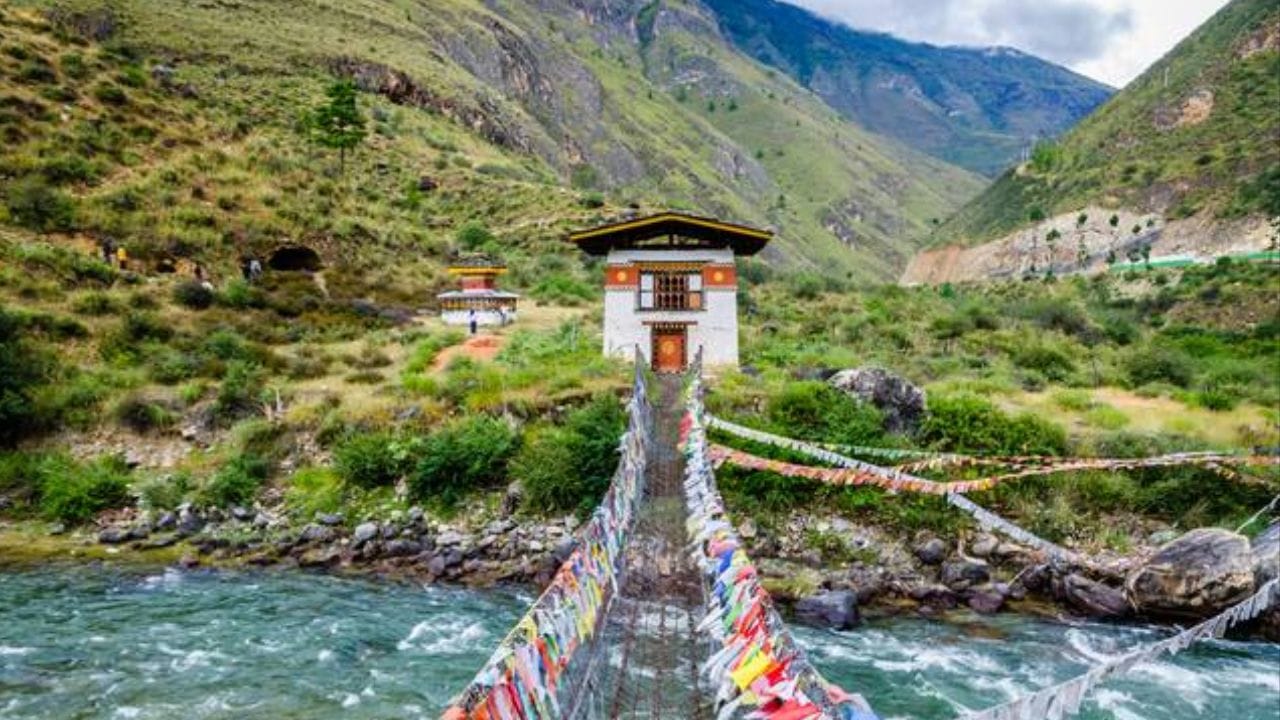 સ્થાનિક લોકો ફક્ત 50-100 રૂપિયાની નજીવી ફી ચૂકવીને ફુએન્તશોલિંગની મુલાકાત લઈ શકે છે; જોકે, આ બિંદુથી આગળ મુસાફરી કરવા માટે વધારાની પરમિટની જરૂર છે. વધુમાં, ભારતીય-નોંધાયેલા વાહનોને કોઈપણ ફી લીધા વિના ભૂતાનની અંદર મર્યાદિત ક્ષેત્રમાં પ્રવેશવાની પરવાનગી છે. જો કોઈ વાહન ફુએન્તશોલિંગમાં રિન્ચેન્ડિંગ ચેકપોસ્ટ પરથી આગળ વધે છે, તો 4500નુ "ગ્રીન ટેક્સ" લાગુ પડે છે. (ફોટો ક્રેડિટ-સોશિયલ મીડિયા)