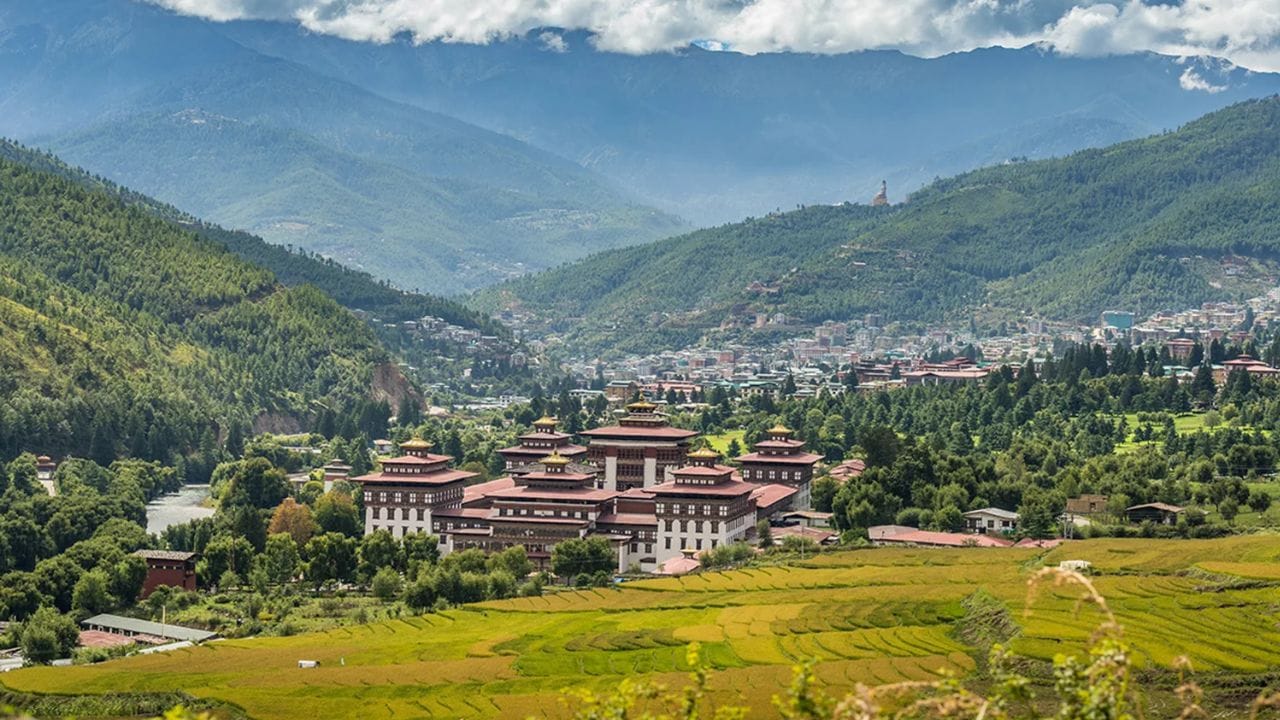 જ્યારે ભારતીય નાગરિકોને ભૂતાનની મુલાકાત લેવા માટે વિઝાની જરૂર નથી, ત્યારે પ્રવેશ પરમિટ મેળવવી ફરજિયાત છે. સામાન્ય રીતે, મુલાકાતીઓએ ભૂતાનમાં તેમના રોકાણ દરમિયાન પ્રતિ રાત્રિ ₹1,200 ની ટકાઉ વિકાસ ફી (SDF) ચૂકવવાની જરૂર પડે છે. 5 વર્ષથી ઓછી ઉંમરના બાળકોને કોઈપણ ફીમાંથી મુક્તિ આપવામાં આવે છે, જ્યારે 6 થી 12 વર્ષની ઉંમરના બાળકો માટે, ફી પ્રમાણભૂત દર કરતાં અડધી છે. જો તમે ફુએન્તશોલિંગની દિવસની યાત્રા કરી રહ્યા છો, તો તમે આ ફી સંપૂર્ણપણે ટાળી શકો છો. જયગાંવના રહેવાસીઓ ઘણીવાર કસ્ટમ ઔપચારિકતાઓને બાયપાસ કરવા માટે સાંજ સુધીમાં ભારત પાછા ફરે છે.(ફોટો ક્રેડિટ-સોશિયલ મીડિયા)