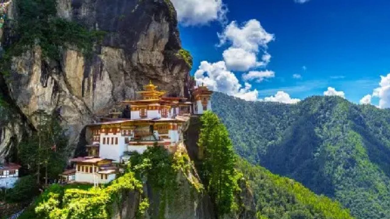 ભૂતાનની મુસાફરી હવે ભારતીય નાગરિકો માટે નોંધપાત્ર રીતે સરળ બની ગઈ છે. જો તમારી પાસે માન્ય પાસપોર્ટ હોય, તો તમે સીધા મુસાફરી કરી શકો છો - જો પાસપોર્ટ ઓછામાં ઓછા છ મહિના સુધી માન્ય રહે. જો તમારી પાસે પાસપોર્ટ ન હોય, તો પણ તમે તમારા મતદાર ID કાર્ડનો ઉપયોગ કરીને પ્રવેશ મેળવી શકો છો. વધુમાં, પાસપોર્ટ-કદના ફોટોગ્રાફ્સ પણ ફરજિયાત આવશ્યકતા છે. 18 વર્ષથી ઓછી ઉંમરના બાળકો માટે જેમની પાસે પાસપોર્ટ નથી, પ્રવેશ માટે મૂળ જન્મ પ્રમાણપત્ર જરૂરી છે. (ફોટો ક્રેડિટ-સોશિયલ મીડિયા)